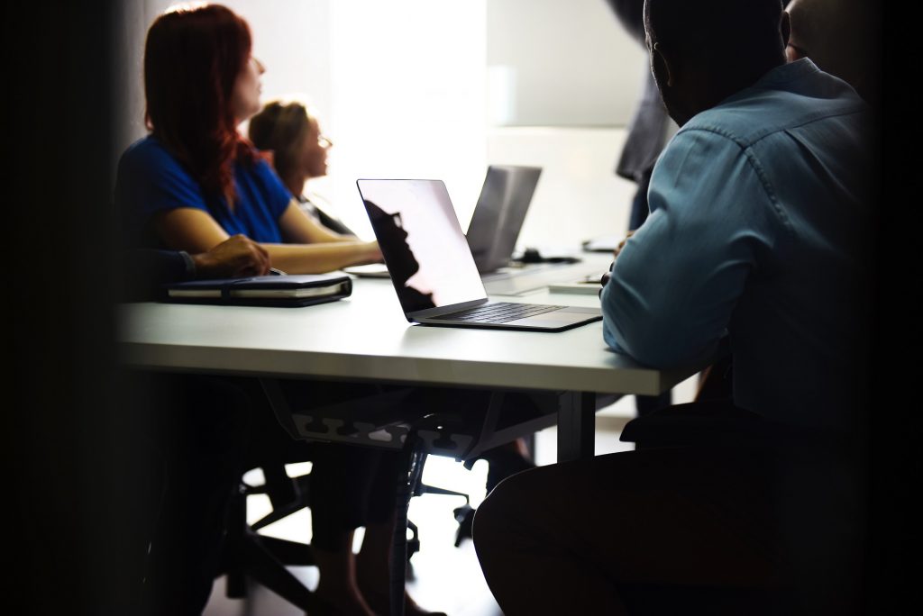 como atrair uma mulher casada no trabalho