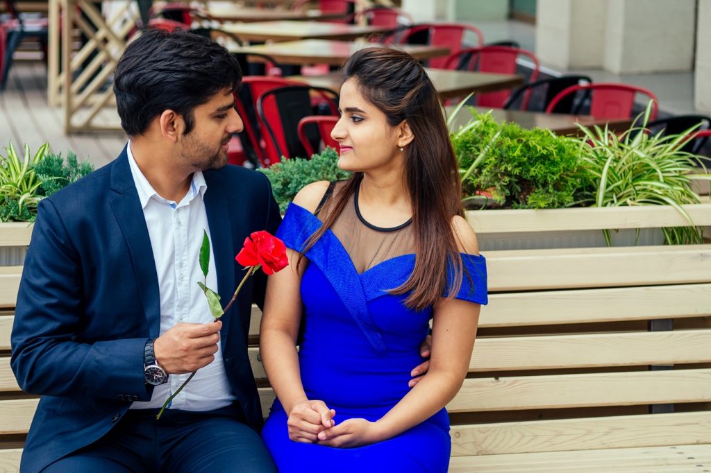 Hindu man and woman on a date, talking about dating and seduction in India and Hindustan in general